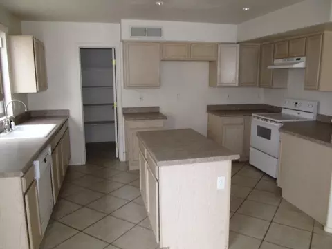 921 E Potter Dr, Phoenix, AZ 85024 photo 2