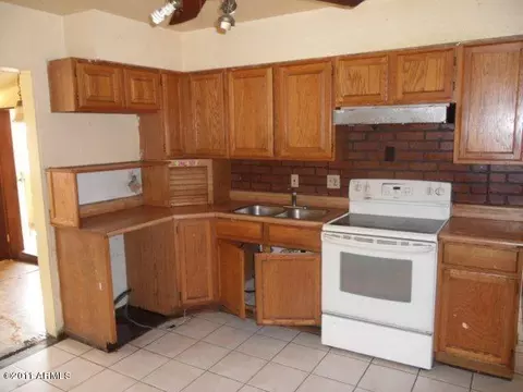 7525 W Mitchell Dr, Phoenix, AZ 85033 photo 4