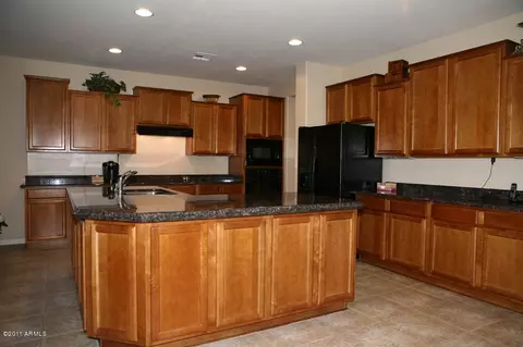 3975 E Crest Ln, Phoenix, AZ 85050 photo 7