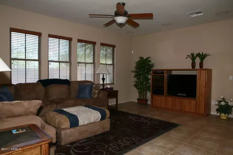3975 E Crest Ln, Phoenix, AZ 85050 photo 9