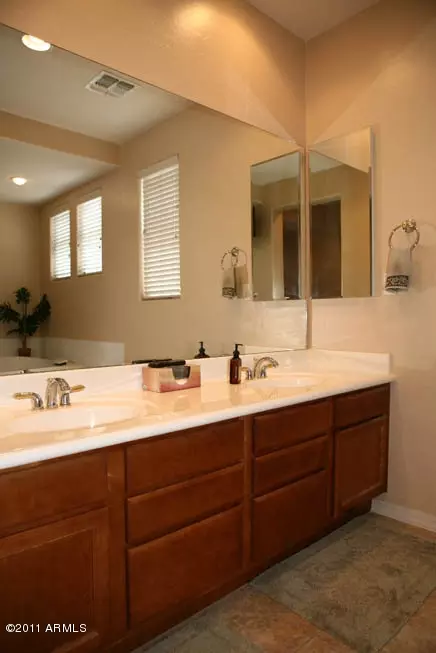 3975 E Crest Ln, Phoenix, AZ 85050 photo 5