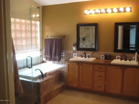 4127 E Lariat Ln, Phoenix, AZ 85050 photo 9