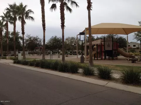 1577 S Hawk Ct, Gilbert, AZ 85296 photo 3