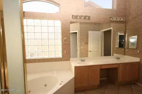 4630 E Robin Ln, Phoenix, AZ 85050 photo 9