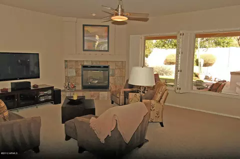 4518 E Robin Ln, Phoenix, AZ 85050 photo 2