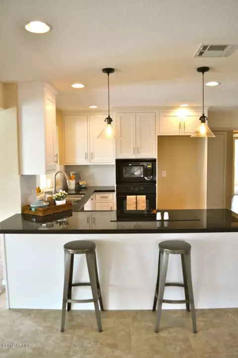 3919 E Laurel Ln, Phoenix, AZ 85028 photo 1