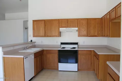 932 S Wanda Dr, Gilbert, AZ 85296 photo 4