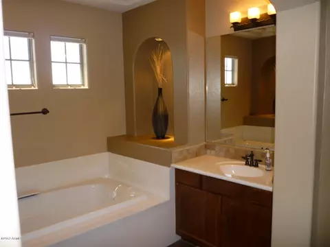 3999 E Crest Ln, Phoenix, AZ 85050 photo 18