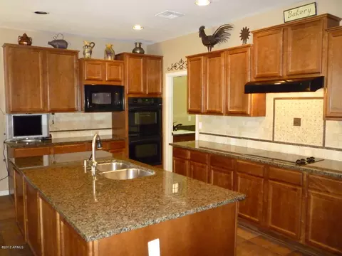 3999 E Crest Ln, Phoenix, AZ 85050 photo 6