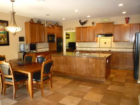 3999 E Crest Ln, Phoenix, AZ 85050 photo 5