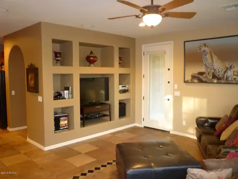 3999 E Crest Ln, Phoenix, AZ 85050 photo 9