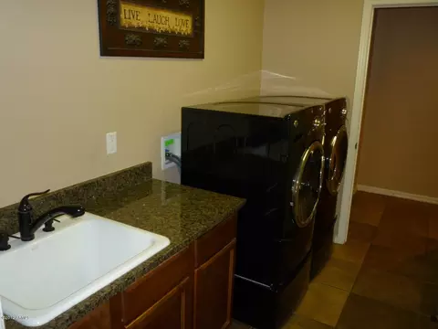 3999 E Crest Ln, Phoenix, AZ 85050 photo 11