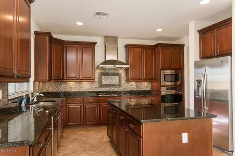 3928 E Crest Ln, Phoenix, AZ 85050 photo 2