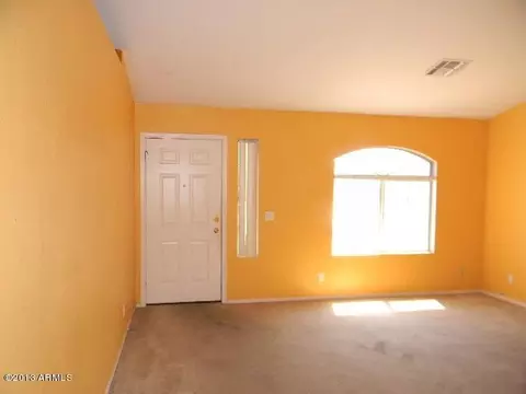 902 S Wanda Dr, Gilbert, AZ 85296 photo 2
