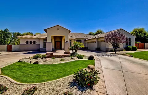375 E Dennisport Ct, Gilbert, AZ 85295 photo 2