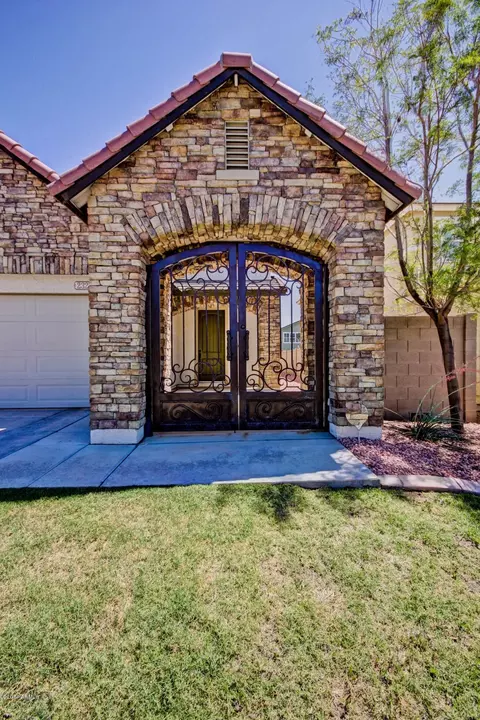 2327 E Grenadine Rd, Phoenix, AZ 85040 photo 4