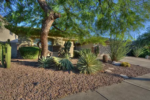 4365 E Lariat Ln, Phoenix, AZ 85050 photo 2