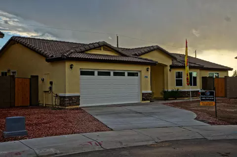 7423 W Wolf St, Phoenix, AZ 85033 photo 1