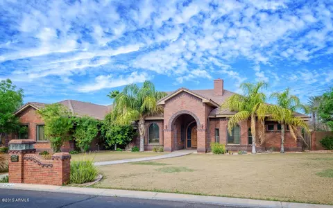 3142 E Robin Ln, Gilbert, AZ 85296 photo 1