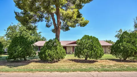 910 E Desert Ln, Gilbert, AZ 85234 photo 3