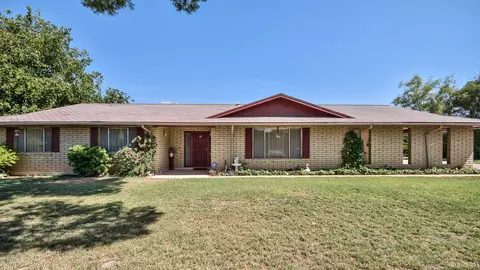 910 E Desert Ln, Gilbert, AZ 85234 photo 1