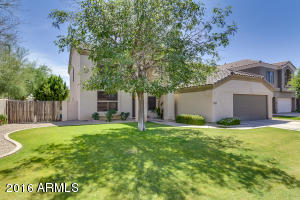 631 N Hawk Cir, Gilbert, AZ 85234 photo 4