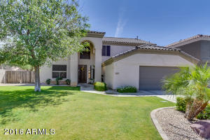631 N Hawk Cir, Gilbert, AZ 85234 photo 2