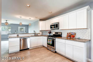 929 E Cavalier Dr, Phoenix, AZ 85014 photo 1