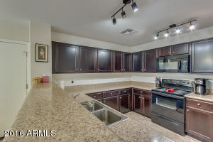 947 S Pheasant Dr, Gilbert, AZ 85296 photo 4
