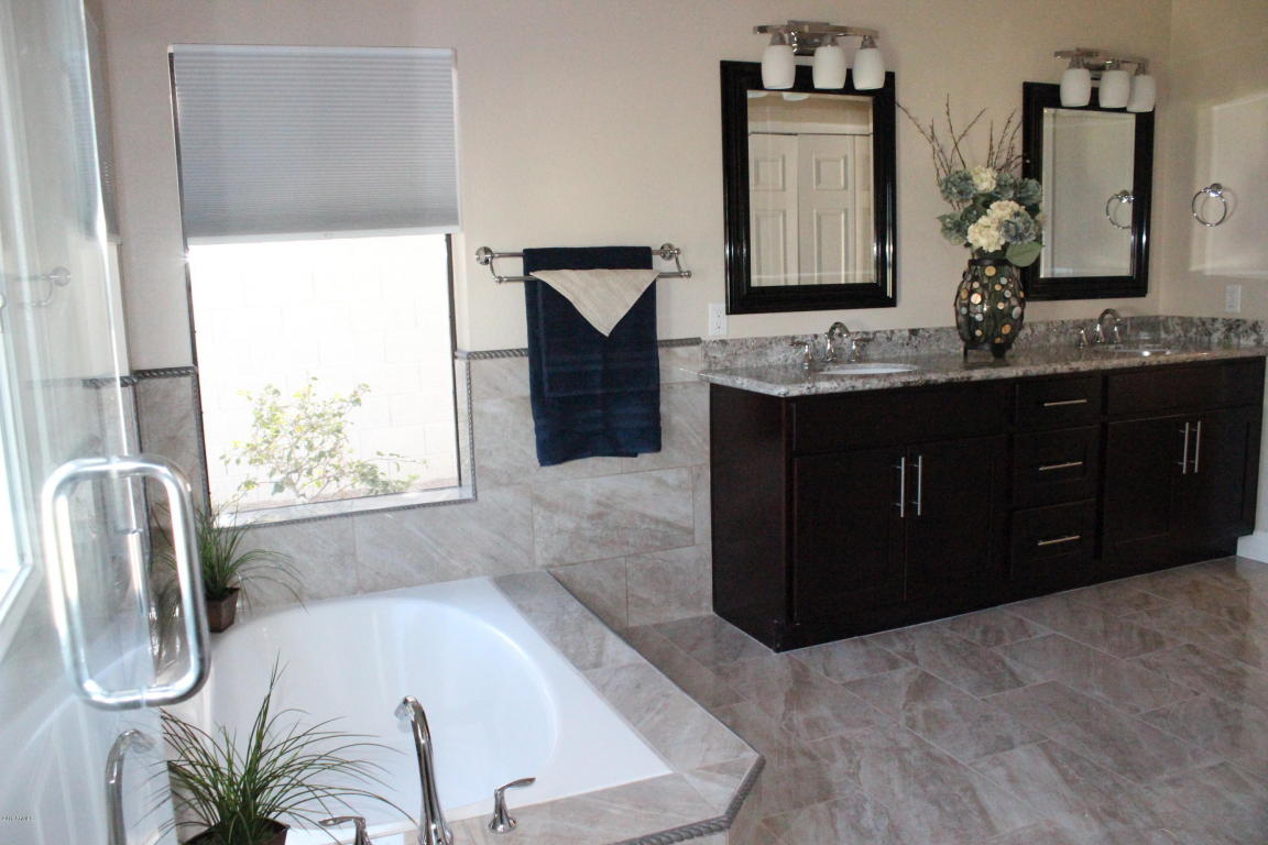 1 S Silverado St, Gilbert, AZ 85296 photo 4