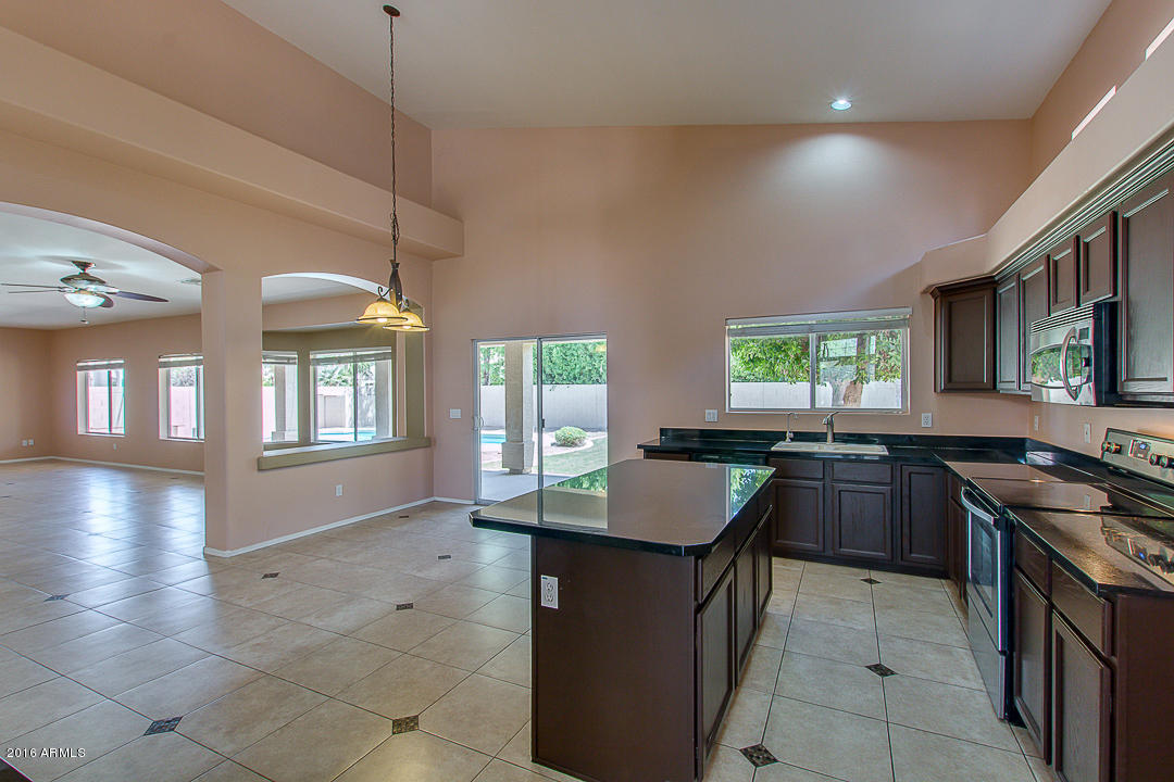 331 S Surfside Dr, Gilbert, AZ 85233 photo 9