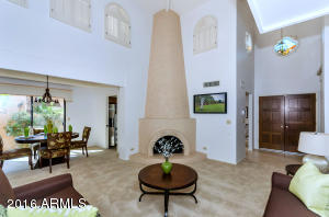 957 E Lois Ln, Phoenix, AZ 85020 photo 2
