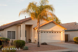 604 E Cantebria Dr, Gilbert, AZ 85296 photo 1