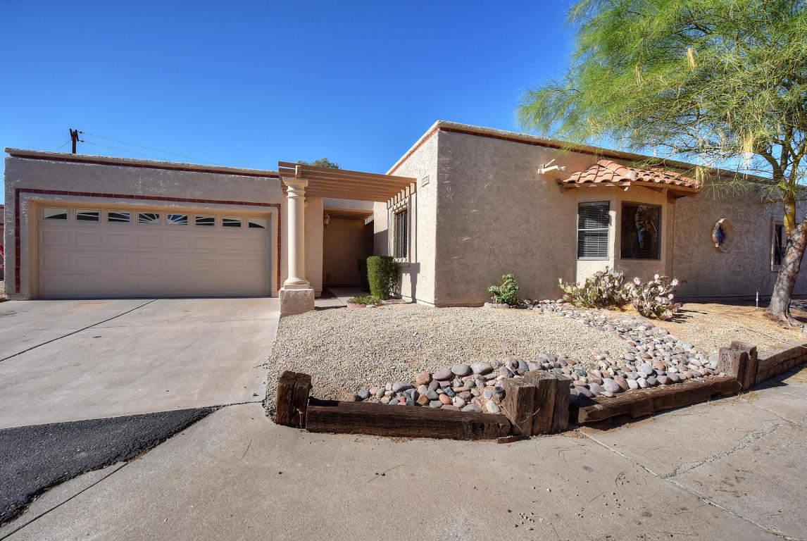 846 E Roberts Rd, Phoenix, AZ 85022 photo 2