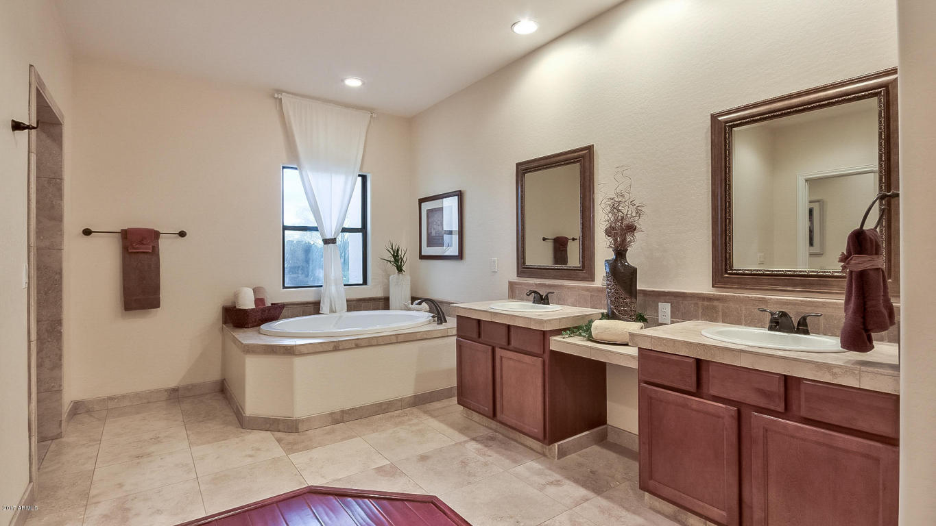 8327 E Leonora St, Mesa, AZ 85207 photo 5