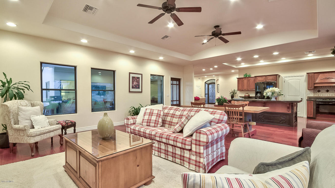 8327 E Leonora St, Mesa, AZ 85207 photo 3