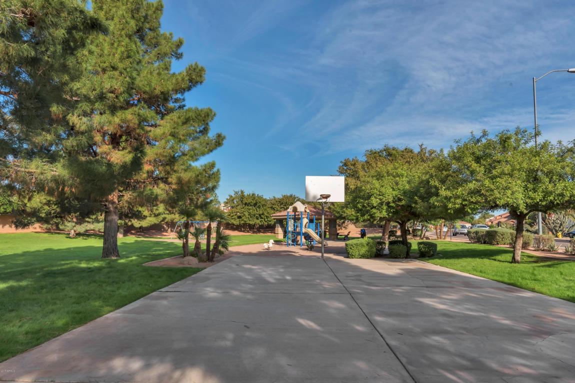 10 S Tiago Dr, Gilbert, AZ 85233 photo 3