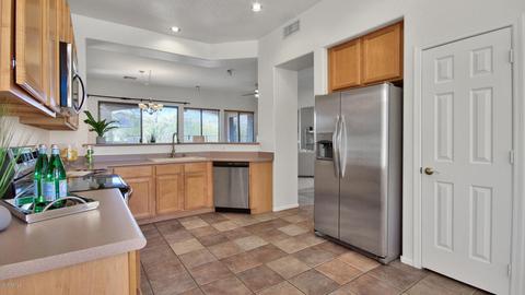 5043 E Robin Ln, Phoenix, AZ 85054 photo 9