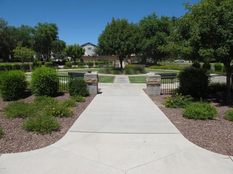 1069 S Hawk Ln, Gilbert, AZ 85296 photo 2
