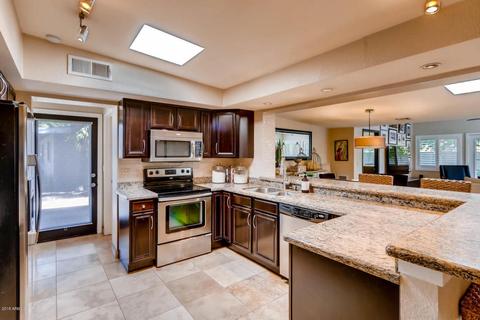 3819 E Laurel Ln, Phoenix, AZ 85028 photo 9