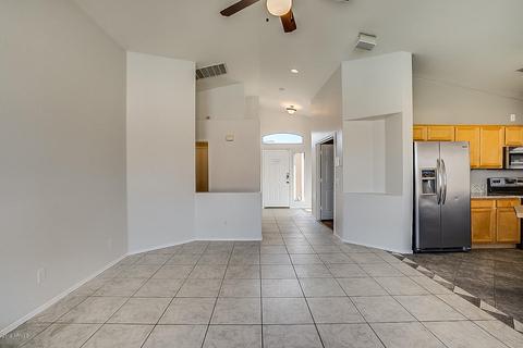 2710 E Branham Ln, Phoenix, AZ 85042 photo 8