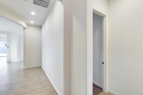 4527 E Navigator Ln, Phoenix, AZ 85050 photo 8