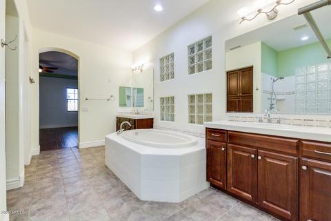 3220 E Branham Ln, Phoenix, AZ 85042 photo 9
