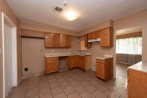 8239 N 29th Dr, Phoenix, AZ 85051 photo 10