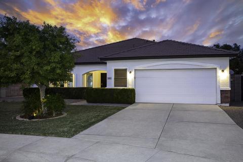 565 N Bluejay Dr, Gilbert, AZ 85234 photo 1