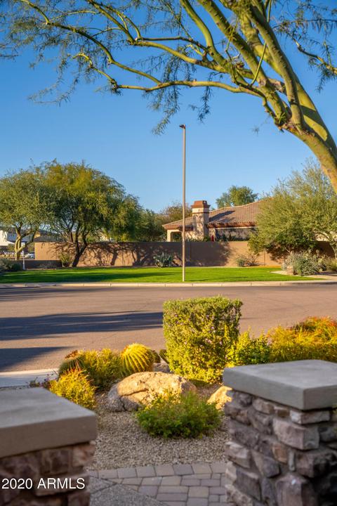 3521 E Robin Ln, Phoenix, AZ 85050 photo 9