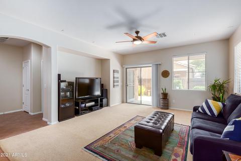 945 S Colonial Dr, Gilbert, AZ 85296 photo 2