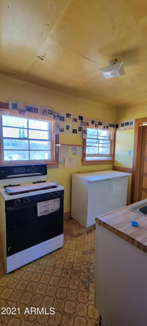 805 Headstart Way, Bisbee, AZ 85603 photo 2