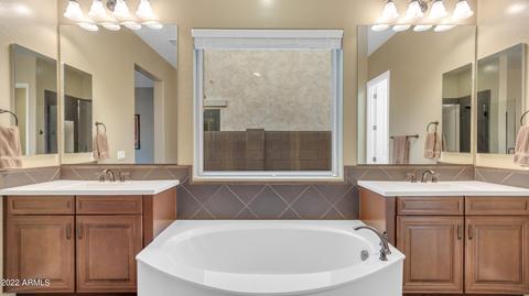 872 E Parkview Dr, Gilbert, AZ 85295 photo 5