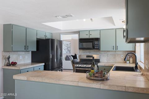 2807 E Laurel Ln, Phoenix, AZ 85028 photo 4
